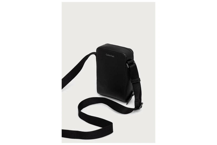 Calvin Klein Emblem Hardware Ανδρικό Τσαντάκι Κινητού Χιαστί - Ώμου Μαύρο