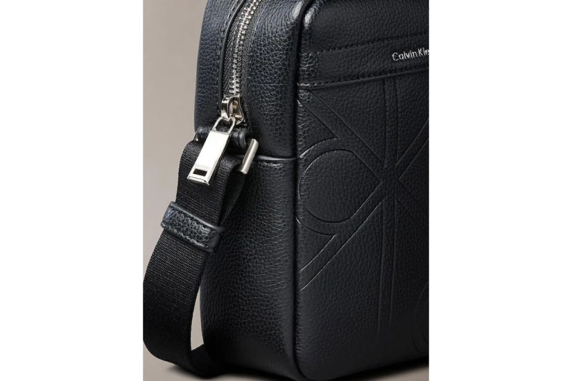 Calvin Klein Embossed Emblem Logo Ανδρικό Τσαντάκι Χιαστί - Ώμου Μαύρο