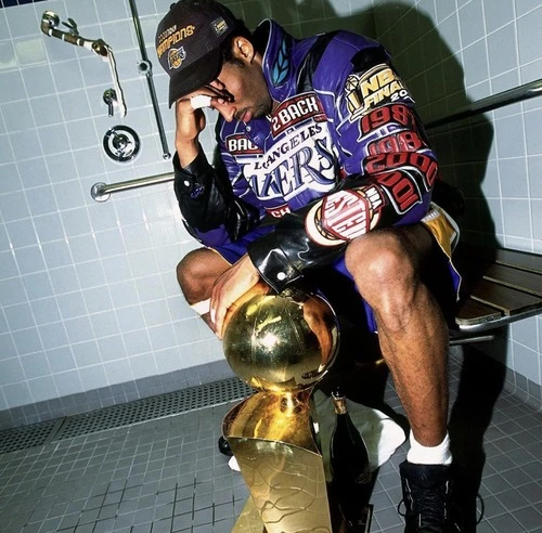 Ο Kobe μετά την κατάκτηση του 1ου Πρωταθλήματος NBA της καριέρας του