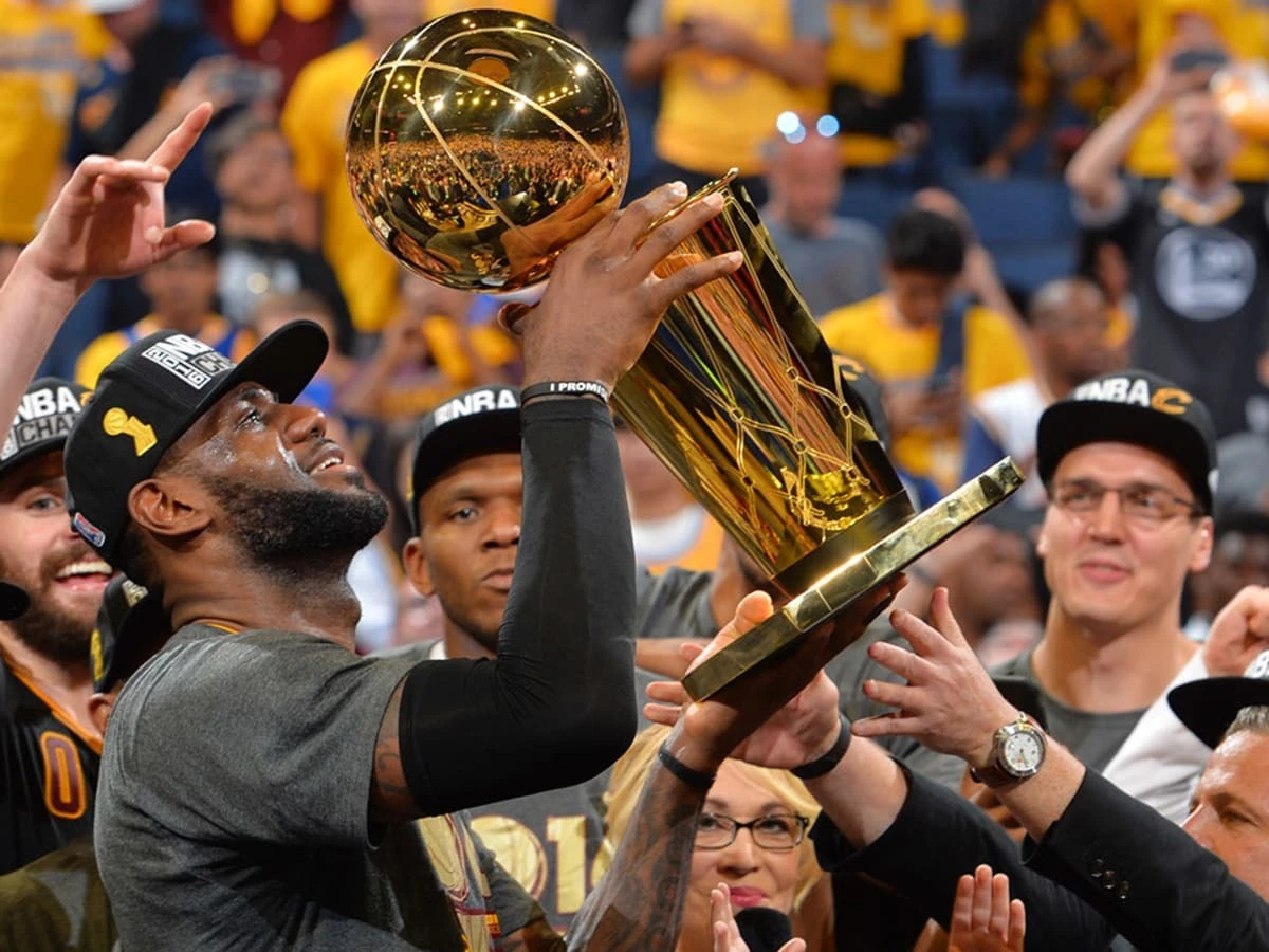 Ο Λεμπρόν Τζέιμς σηκώνει το πρωτάθλημα NBA με τους Cleveland Cavaliers