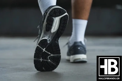 Η σόλα των αθλητικών παπουτσιών New Balance 1906R