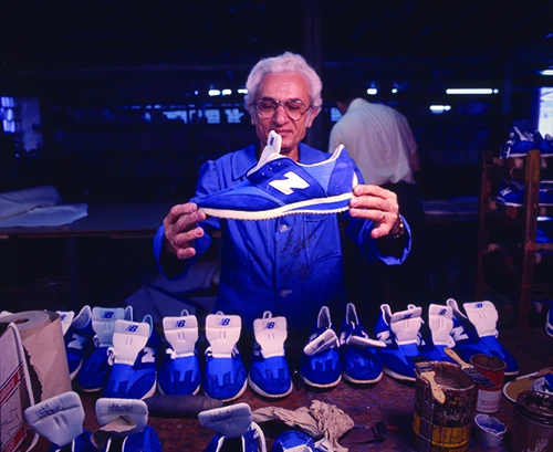 Ο ιδρυτής της New Balance, William J. Riley, κρατά τα αθλητικά παπούτσια New Balance