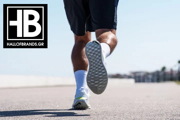 Δρομέας φορά τα Nike Infinity Run 4 αθλητικά ανδρικά παπούτσια για τρέξιμο.