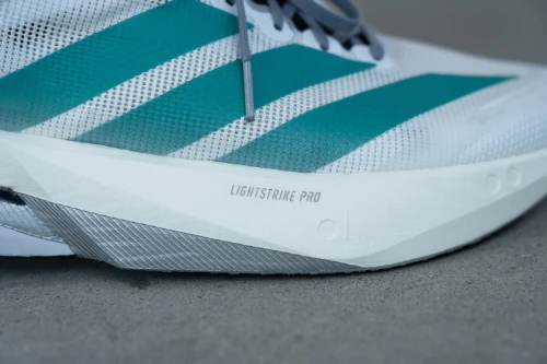 Ο αφρός Lightstrike Pro στη σόλα των Adidas Adizero Boston 13 προσφέρει αντικραδασμική προστασία όταν τρέχεις