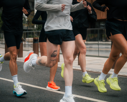 Τα παπούτσια για τρέξιμο Saucony Triumph 24 φορεμένα από άνδρες και γυναίκες κατά τον Μαραθώνιο